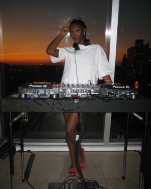 Isan Elba Instagram - Last week w/ @vogue_club @voguemagazine spinning their NYFW kick off event :) 

thanks for having me 🎵