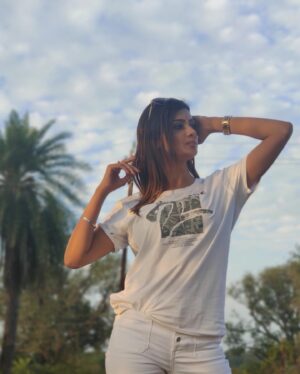 Ishita Vyas Instagram - She loves good vibes,warm sun ,wild waves,kind words,freedom to be herself....flow,hustle,dreams...water and lots of food and vegetables 🍅🤗🤪#Mp#bliss #loveyourself