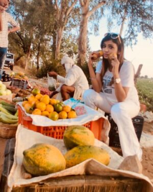 Ishita Vyas Instagram - She loves good vibes,warm sun ,wild waves,kind words,freedom to be herself....flow,hustle,dreams...water and lots of food and vegetables 🍅🤗🤪#Mp#bliss #loveyourself