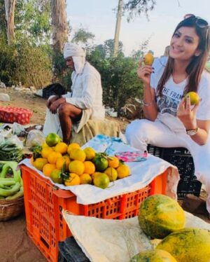 Ishita Vyas Instagram - She loves good vibes,warm sun ,wild waves,kind words,freedom to be herself....flow,hustle,dreams...water and lots of food and vegetables 🍅🤗🤪#Mp#bliss #loveyourself
