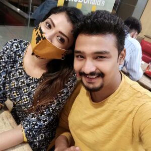 Ishita Vyas Instagram - Feeling happy having a happy meal 🍔 #Bhopal#Shopping# My time#Peace of mind.
