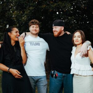 Janay Harding Instagram - We might be on holiday but we still wanted to wish you a Meri Kirihimete and a Happy New Year from our little whānau to yours! 🎄

📸 @tomgrut
