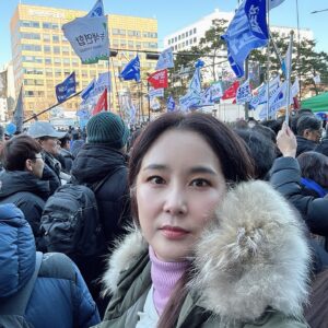 Jang Ga-hyun Instagram - 2시부터 7시까지…
저녁먹고 다시 합류합니다.
여러분 지금이라도 늦지 않았습니다.나라를 위해 나오세요.