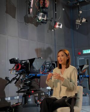 Janis Chan Instagram - 🙃 其實大學讀communications 時候都有實習過做新聞主播 
一見到呢張主播枱特別親切～
今日返TVB新聞部接受訪問。多謝～

#工作花絮
#期待訪問播出
#央視 
#中新社
#深圳衛視