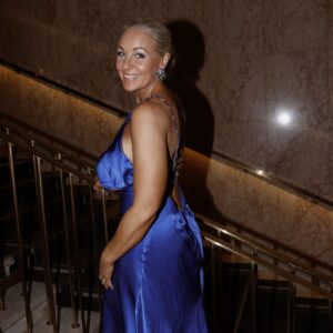 Janne Formoe Instagram - Følte meg som den rampete (og godt voksne) askepott på ball da jeg var med å feire KK sitt 150 årsjubileum. Så gøy å lage denne kjolen sammen med kostymedesigner på Neste sommer av egne  smykker og silke @mari_sletten_devilinamidnight 💙

Tusen takk for fine bilder @marie_reierth @kkmagazine