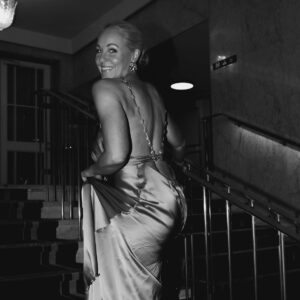 Janne Formoe Instagram - Følte meg som den rampete (og godt voksne) askepott på ball da jeg var med å feire KK sitt 150 årsjubileum. Så gøy å lage denne kjolen sammen med kostymedesigner på Neste sommer av egne  smykker og silke @mari_sletten_devilinamidnight 💙

Tusen takk for fine bilder @marie_reierth @kkmagazine