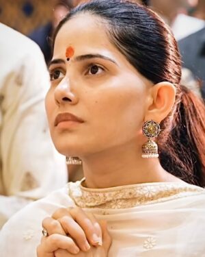 Jaya Kishori Instagram - It was an honour to be a part of this beautiful celebration at Shrimant Bhausaheb Rangari Ganpati Temple, Pune. 
I offered my prayers during the aarti and learnt about the rich history behind this iconic tradition. 🌸😇
Thank you @punitbalan ji for this invite and the beautiful experience 😊

#jayakishori #shrimantbhausahebrangariganpatitrust #pune #ganpatibappamorya #celebration