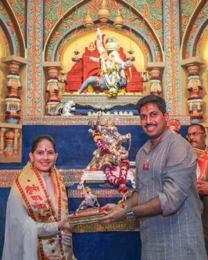 Jaya Kishori Instagram - It was an honour to be a part of this beautiful celebration at Shrimant Bhausaheb Rangari Ganpati Temple, Pune. 
I offered my prayers during the aarti and learnt about the rich history behind this iconic tradition. 🌸😇
Thank you @punitbalan ji for this invite and the beautiful experience 😊

#jayakishori #shrimantbhausahebrangariganpatitrust #pune #ganpatibappamorya #celebration