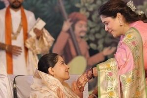 Jaya Kishori Instagram - एक सुंदर मुलाक़ात ♥️🌸

@bhaktipath ji आप अद्भुत है 🙌🏻

@bpraak ji @meera_bachan ji इस आदरणीय निमंत्रण के लिए धन्यवाद 🤗

#jayakishori #bpraak #indreshupadhyayji #bhaktipath #katha #happiness #bliss #celebration #spirituality #harekrishna