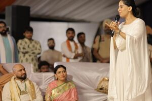 Jaya Kishori Instagram - एक सुंदर मुलाक़ात ♥️🌸

@bhaktipath ji आप अद्भुत है 🙌🏻

@bpraak ji @meera_bachan ji इस आदरणीय निमंत्रण के लिए धन्यवाद 🤗

#jayakishori #bpraak #indreshupadhyayji #bhaktipath #katha #happiness #bliss #celebration #spirituality #harekrishna