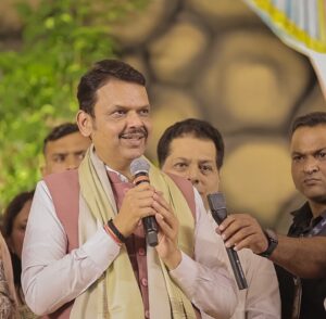 Jaya Kishori Instagram - “मैं समंदर हूँ, लौट कर वापस आऊंगा”

महाराष्ट्र के मुख्यमंत्री श्री देवेंद्र फडणवीस जी का 
कथा कार्यक्रम में आगमन एक अविस्मरणीय क्षण था। 

उनकी सादगी, दृढ़ता और नेतृत्वशीलता हर व्यक्ति के दिल को छू जाती है। 
उनका यह संवाद उनके आत्मविश्वास और सकारात्मक सोच को दर्शाता है।

उनके विचारों और उपस्थिति ने इस आयोजन को और भी खास बना दिया। 
यह मेरे लिए सौभाग्य की बात है कि ऐसे महान व्यक्तित्व से मुलाकात का अवसर मिला।

#jayakishori #devendrafadnavis #cm #maharashtra #jaimaharashtra #nagpur #katha #aplaraja