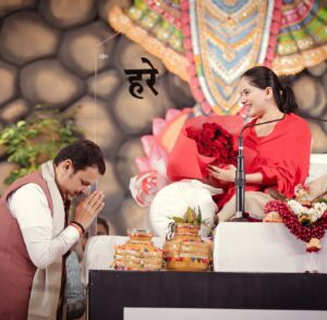 Jaya Kishori Instagram - “मैं समंदर हूँ, लौट कर वापस आऊंगा”

महाराष्ट्र के मुख्यमंत्री श्री देवेंद्र फडणवीस जी का 
कथा कार्यक्रम में आगमन एक अविस्मरणीय क्षण था। 

उनकी सादगी, दृढ़ता और नेतृत्वशीलता हर व्यक्ति के दिल को छू जाती है। 
उनका यह संवाद उनके आत्मविश्वास और सकारात्मक सोच को दर्शाता है।

उनके विचारों और उपस्थिति ने इस आयोजन को और भी खास बना दिया। 
यह मेरे लिए सौभाग्य की बात है कि ऐसे महान व्यक्तित्व से मुलाकात का अवसर मिला।

#jayakishori #devendrafadnavis #cm #maharashtra #jaimaharashtra #nagpur #katha #aplaraja