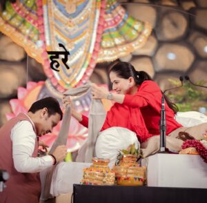 Jaya Kishori Instagram - “मैं समंदर हूँ, लौट कर वापस आऊंगा”

महाराष्ट्र के मुख्यमंत्री श्री देवेंद्र फडणवीस जी का 
कथा कार्यक्रम में आगमन एक अविस्मरणीय क्षण था। 

उनकी सादगी, दृढ़ता और नेतृत्वशीलता हर व्यक्ति के दिल को छू जाती है। 
उनका यह संवाद उनके आत्मविश्वास और सकारात्मक सोच को दर्शाता है।

उनके विचारों और उपस्थिति ने इस आयोजन को और भी खास बना दिया। 
यह मेरे लिए सौभाग्य की बात है कि ऐसे महान व्यक्तित्व से मुलाकात का अवसर मिला।

#jayakishori #devendrafadnavis #cm #maharashtra #jaimaharashtra #nagpur #katha #aplaraja