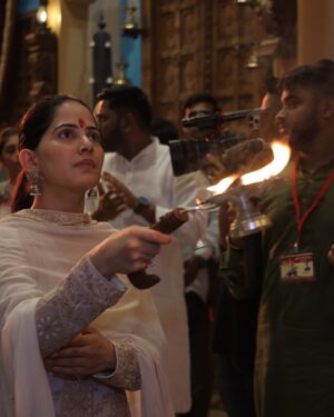 Jaya Kishori Instagram - It was an honour to be a part of this beautiful celebration at Shrimant Bhausaheb Rangari Ganpati Temple, Pune. 
I offered my prayers during the aarti and learnt about the rich history behind this iconic tradition. 🌸😇
Thank you @punitbalan ji for this invite and the beautiful experience 😊

#jayakishori #shrimantbhausahebrangariganpatitrust #pune #ganpatibappamorya #celebration
