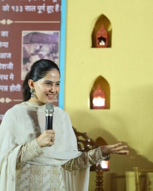 Jaya Kishori Instagram - It was an honour to be a part of this beautiful celebration at Shrimant Bhausaheb Rangari Ganpati Temple, Pune. 
I offered my prayers during the aarti and learnt about the rich history behind this iconic tradition. 🌸😇
Thank you @punitbalan ji for this invite and the beautiful experience 😊

#jayakishori #shrimantbhausahebrangariganpatitrust #pune #ganpatibappamorya #celebration