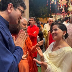 Jaya Kishori Instagram - It was a great evening ♥️

Thank you for the beautiful outfit @panghat_sarees ✨

#jayakishori #ambanis #ganeshutsav #antilia #celebration #indianfestivals