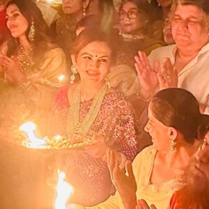 Jaya Kishori Instagram - It was a great evening ♥️

Thank you for the beautiful outfit @panghat_sarees ✨

#jayakishori #ambanis #ganeshutsav #antilia #celebration #indianfestivals