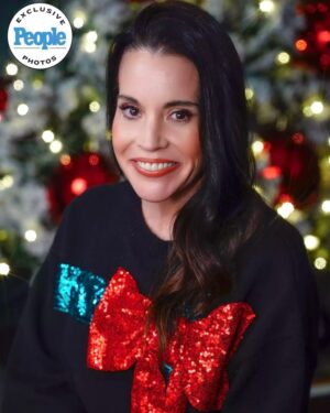 Jenna Leigh Green Instagram - I had so much fun this weekend sharing the magic of Christmas Con with so many wonderful people. So much love to @thats4ent for having me back again this year to host and share in the Holiday magic. I took no photos. That’s how you know you were truly in the moment and soaking it all up. To everyone who came to say hello, thank you for sharing your Joy with me! 

Special thanks to @sabrinaozuna @vanitydollsartistry and @presleyannphoto for 💇🏻‍♀️💄📸. It takes a village and I’m obsessed with mine! 🎄