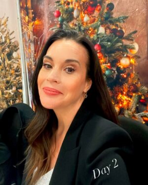 Jenna Leigh Green Instagram - I had so much fun this weekend sharing the magic of Christmas Con with so many wonderful people. So much love to @thats4ent for having me back again this year to host and share in the Holiday magic. I took no photos. That’s how you know you were truly in the moment and soaking it all up. To everyone who came to say hello, thank you for sharing your Joy with me! 

Special thanks to @sabrinaozuna @vanitydollsartistry and @presleyannphoto for 💇🏻‍♀️💄📸. It takes a village and I’m obsessed with mine! 🎄
