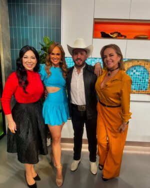 Jessica Cerezo Instagram - Detrás de cámaras en @hoydia @telemundo con @jessicacerezo14 @ginaulmos .
.
#bts #pragency #entrevistas