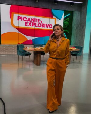 Jessica Cerezo Instagram - Detrás de cámaras en @hoydia @telemundo con @jessicacerezo14 @ginaulmos .
.
#bts #pragency #entrevistas
