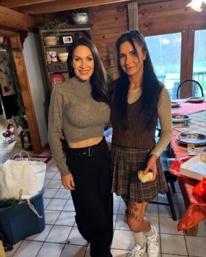 Jillian Faye Hall Instagram - Happy Thanksgiving aka Christmas kick off! 🦃🎄🎅🤍🤎❤️💚 #thanksgiving #family #christmas #christmaskickoff