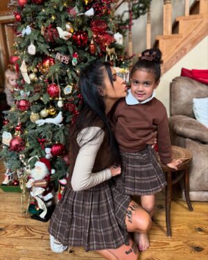Jillian Faye Hall Instagram - Happy Thanksgiving aka Christmas kick off! 🦃🎄🎅🤍🤎❤️💚 #thanksgiving #family #christmas #christmaskickoff