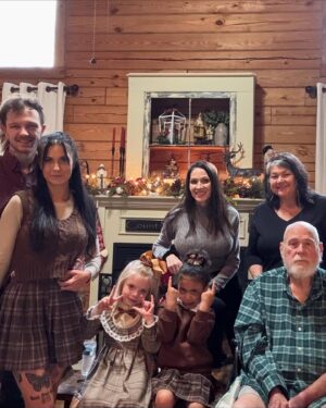 Jillian Faye Hall Instagram - Happy Thanksgiving aka Christmas kick off! 🦃🎄🎅🤍🤎❤️💚 #thanksgiving #family #christmas #christmaskickoff