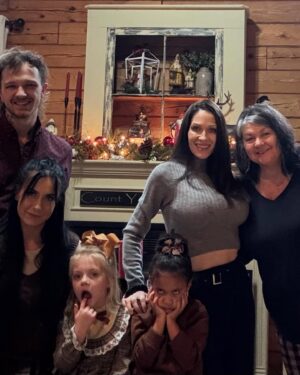 Jillian Faye Hall Instagram - Happy Thanksgiving aka Christmas kick off! 🦃🎄🎅🤍🤎❤️💚 #thanksgiving #family #christmas #christmaskickoff