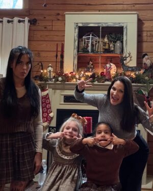 Jillian Faye Hall Instagram - Happy Thanksgiving aka Christmas kick off! 🦃🎄🎅🤍🤎❤️💚 #thanksgiving #family #christmas #christmaskickoff