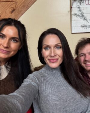Jillian Faye Hall Instagram - Happy Thanksgiving aka Christmas kick off! 🦃🎄🎅🤍🤎❤️💚 #thanksgiving #family #christmas #christmaskickoff