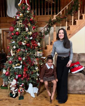 Jillian Faye Hall Instagram - Happy Thanksgiving aka Christmas kick off! 🦃🎄🎅🤍🤎❤️💚 #thanksgiving #family #christmas #christmaskickoff