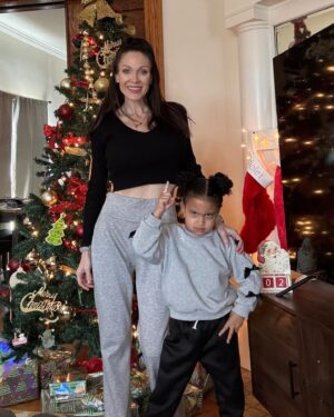 Jillian Faye Hall Instagram - It’s Christmas Eve!!🎄🎅 Wishing everyone a wonderful holiday! ❤️💚❤️💚❤️💚 #merrychristmas #christmas #countdown #christmaseve #mommydaughter #violet #jillian #diva #divas #stilladiva #myheart #twins