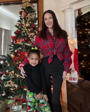 Jillian Faye Hall Instagram - It’s Christmas Eve!!🎄🎅 Wishing everyone a wonderful holiday! ❤️💚❤️💚❤️💚 #merrychristmas #christmas #countdown #christmaseve #mommydaughter #violet #jillian #diva #divas #stilladiva #myheart #twins