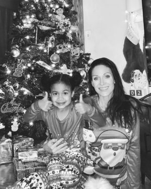 Jillian Faye Hall Instagram - It’s Christmas Eve!!🎄🎅 Wishing everyone a wonderful holiday! ❤️💚❤️💚❤️💚 #merrychristmas #christmas #countdown #christmaseve #mommydaughter #violet #jillian #diva #divas #stilladiva #myheart #twins