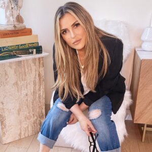 Jillian Warry Barberie Instagram - Lost no longer! Found myself again- stronger and full of gratitude. 🤍 
Blazer: @whbm 
Jeans: @levis 
Tshirt: @everlane