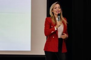 Joana Amaral Dias Instagram - Adoro pisar o palco 🎤 📹 nota-se, não é? ☺️
Conferências, palestras, moderação  para instituições e empresas PF contactar 👇🏼
Cortexfrontal@gmail.com
.
.
📸chapas @pedroleite13
#conferencia #palestra