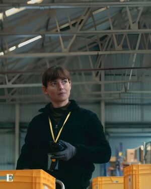 Joana Santos Instagram - 🎥 A realizadora portuguesa Laura Carreira venceu a competição de longas-metragens de estreia do 68.º Festival de Cinema de Londres, Reino Unido, com "On Falling", anunciou este domingo (20) a organização.

O júri considerou “On Falling” “um retrato rico em camadas de um mundo governado pela motivação do lucro empresarial, como se vê na história de uma mulher imigrante cuja alienação se sente profundamente, contada com magistral precisão cinematográfica e discreta, vivida em performances”, lê-se num comunicado divulgado pela organização do festival. “On Falling” é, para os jurados, uma primeira longa-metragem “poderosa, hipnotizante e ousada”.

Saiba mais no site do @jornalexpresso, pelo link na bio.

📷 1. Instagram/Laura Carreira | 2./3. D.R.

#cultura #cinema #onfalling #lauracarreira #joanasantos #longasmetragens #festivalcinemalondres #londres #inglaterra #reinounido #primeirasobras