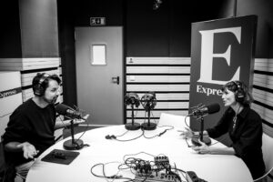 Joana Seixas Instagram - Desta vez o salto foi com a atriz @joanaseixasactriz e foi tão bom e livre que só vos convido a escutarem esta conversa com tempo, atenção e coração. Tudo no podcast “A Beleza das Pequenas Coisas”. @jornalexpresso 
Com a presença especial de @sassmine e @joaoreis_oficial 💥 Boas escutas!

📸 @nunofox 
🔊 @tenhouminsta