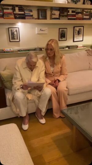 Joely Richardson Instagram - Ma and I didn’t know that our friend was filming our 1st attempted joint read of a text (thankyou Jeanette Winterson) for ‘supporting wounded Veterans’ . Ma was reading the Lion and the Unicorn- me the Donkey. We re scrabbling with mistakes, but ‘on the night’ it went without a glitch 🫏 🦁 🦄. #stlukeschurch #veterans #jeanettewinterson #lion #unicorn #donkey #concert