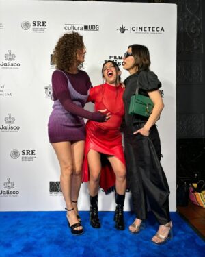 Johanna Murillo Instagram - Esto va para mostrar un poquito de la enorme banda de seres fantásticxs que son parte de La Liberación, para avisar que se viene un chingo y para agradecer, siempre dar las gracias.  Por cierto, gracias a @candanoclau por stylearme y convencerme de irme en esta delicia mini mini de @theattico para @jetmexico y a @salvadorgonzalezmakeup por mi pela y carita 💕 en este juego del glam. Se viene La Liberación⚔️❤️‍🔥⚔️