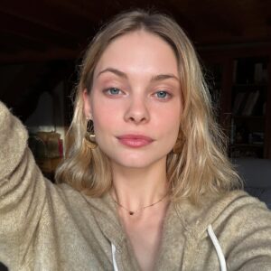 Julia Crane Instagram - Comfy season is OPEENN 🐈🐈