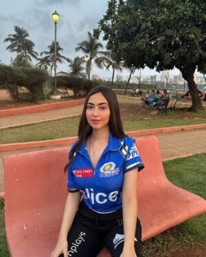 Kaashvi Hiranandani Instagram - thank you for the sweetest gift @mumbaiindians 💙✨ #mipaltan #mumbaiindians #kaashplays
.
.
.
.
.
.
#mumbai #marathimulgi #ipl2024 #ipl