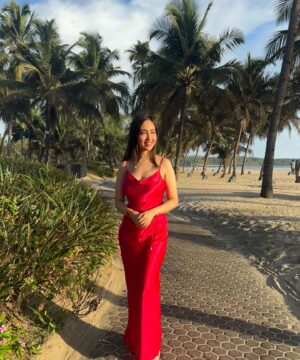 Kaashvi Hiranandani Instagram - batao apka favourite colour kya hai? 😘 #kaashplays 
.
.
.
.
.
. 
#explore #ootd #bgmi #s8ul #trending #travel #fyp #dress