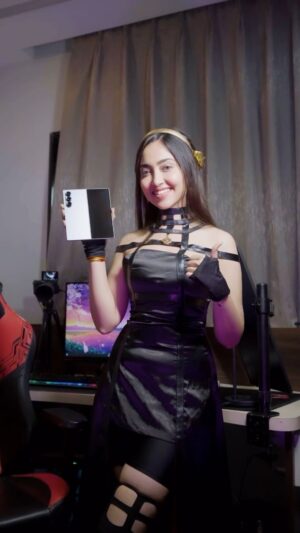 Kaashvi Hiranandani Instagram - Level up your gaming with the Samsung Galaxy Z Fold6 with Yor Forger! 🖤

#GalaxyAI
#GalaxyZFold6
#Samsung
#Collaboration
#PlayGalaxy
@samsungindia 

.
.
.
.
.
#kaashplays #bgmi #cosplay #yorforger #spyxfamily