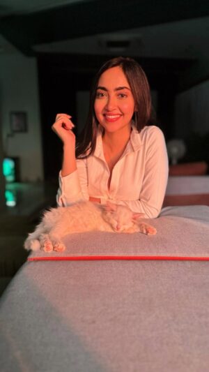 Kaashvi Hiranandani Instagram - snowbell wanted to get with the trend 🤍 #kaashplays 
.
.
.
.
.
.
#catsofinstagram #thumakthumak #s8ul #bgmi #fyp #explorepage #kaashvi #cat #catstagram #persiancat #catmom #catmemes #reelsindia #trending #dance #gulabisharara