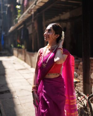 Kaashvi Hiranandani Instagram - मी कशी दिसते? 👀 #gudipadwa #kaashplays
📸 by @deomanish 
💄 by @makeupartist__siddhi 
.
.
.
.
.
.
#s8ul #bgmi #mumbai #marathi #hindu #explorepage #fyp #indiangirl #marathimulgi #gulabisadi🌸💗