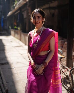 Kaashvi Hiranandani Instagram - मी कशी दिसते? 👀 #gudipadwa #kaashplays
📸 by @deomanish 
💄 by @makeupartist__siddhi 
.
.
.
.
.
.
#s8ul #bgmi #mumbai #marathi #hindu #explorepage #fyp #indiangirl #marathimulgi #gulabisadi🌸💗