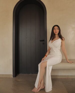 Kaashvi Hiranandani Instagram - where are we going? 🤍 #kaashplays 
.
.
.
.
.
.
#fyp #bgmi #explorepage #s8ul #kaashvi #goa #travel #white #trendingreels