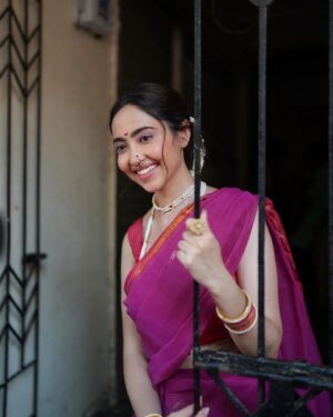 Kaashvi Hiranandani Instagram - मी कशी दिसते? 👀 #gudipadwa #kaashplays
📸 by @deomanish 
💄 by @makeupartist__siddhi 
.
.
.
.
.
.
#s8ul #bgmi #mumbai #marathi #hindu #explorepage #fyp #indiangirl #marathimulgi #gulabisadi🌸💗